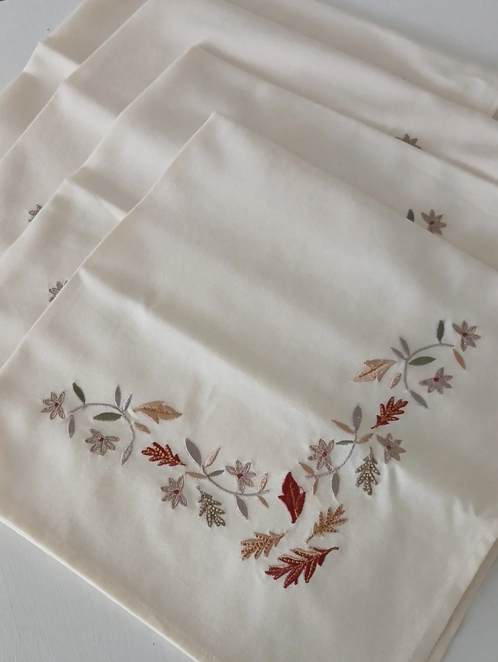 HARVEST Embroidered Fall Leaves Corner Dinner Napkins 20.5x20